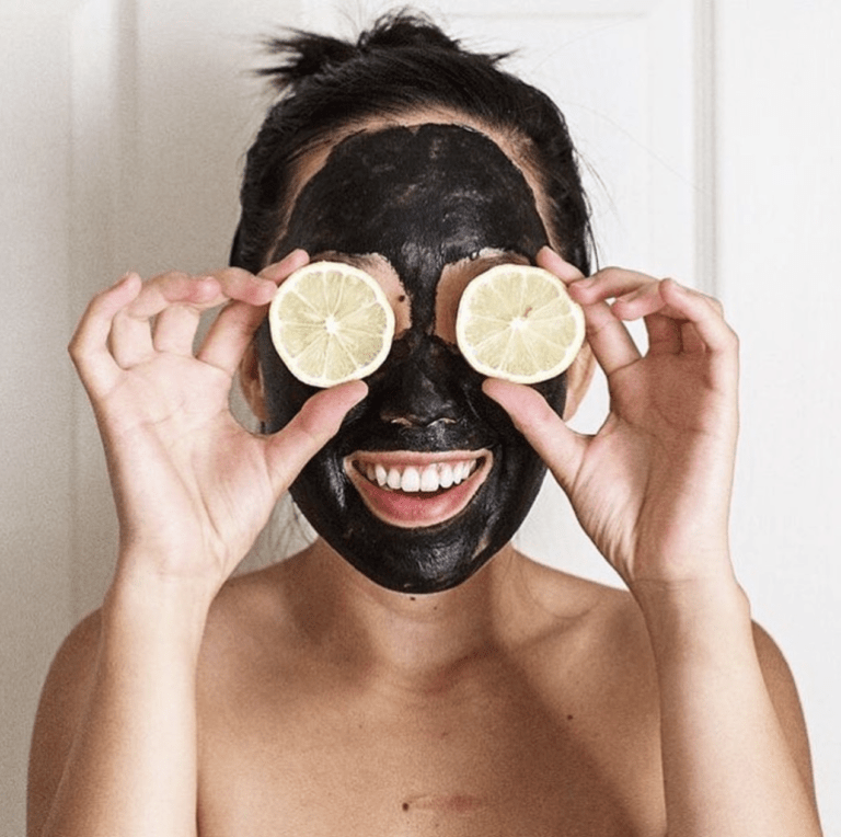 De ce femeile iubesc masca de cărbune