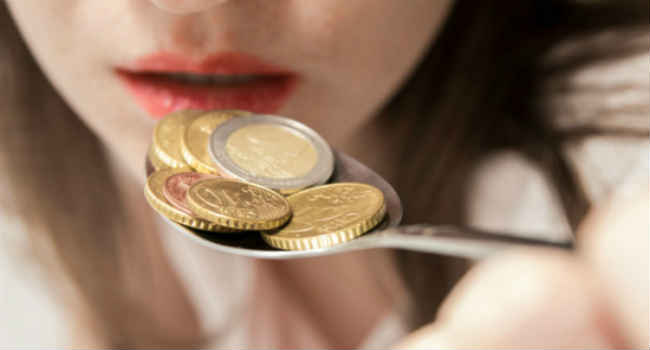 5 MOTIVE PENTRU CARE AVEȚI UN GUST METALIC ÎN GURĂ