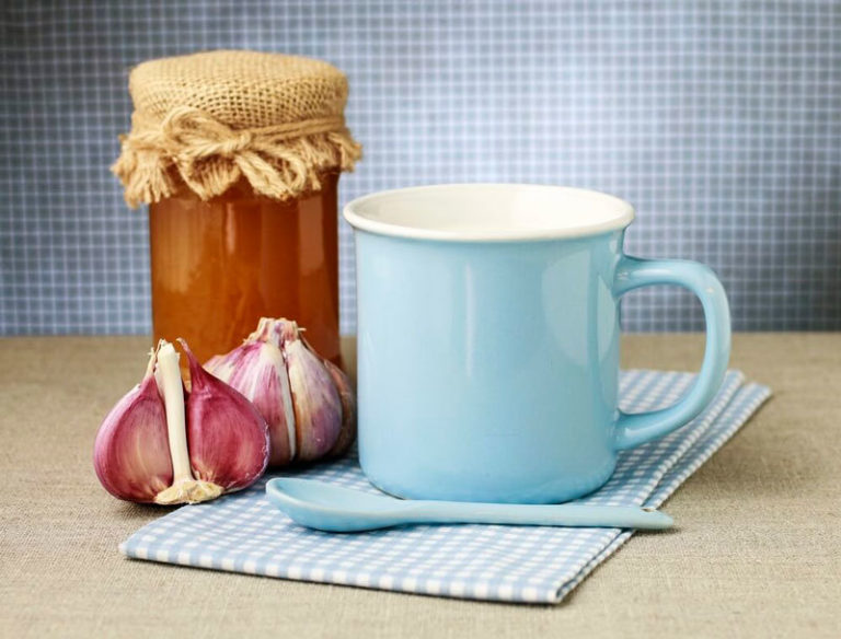 Lapte cu usturoi: rețete care vă vor ajuta la menținerea tinereții și sănătății