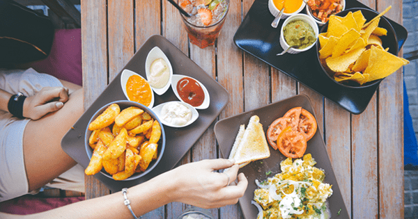 Contează! Iată ce nu trebuie de făcut niciodată după masă: obiceiuri care te distrug din interior.