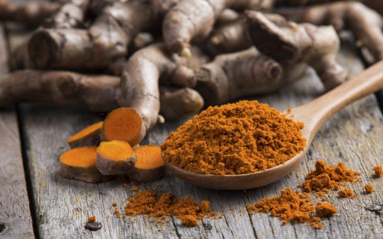 STUDIILE CONFIRMĂ FAPTUL CĂ TURMERICUL VĂ POATE SCHIMBA VIAȚA: AICI SUNT 7 METODE SURPRINZĂTOARE DE UTILIZARE A TURMERICULUI