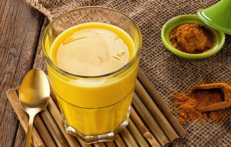 Beneficiile laptelui cu turmeric ” Laptele de aur ” și rețeta pentru prepararea acestei băuturi vindecătoare