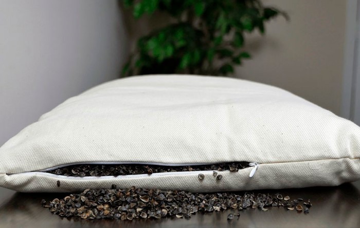 7 Motive pentru care merită să dormi pe o Pernă din coji de hrișcă